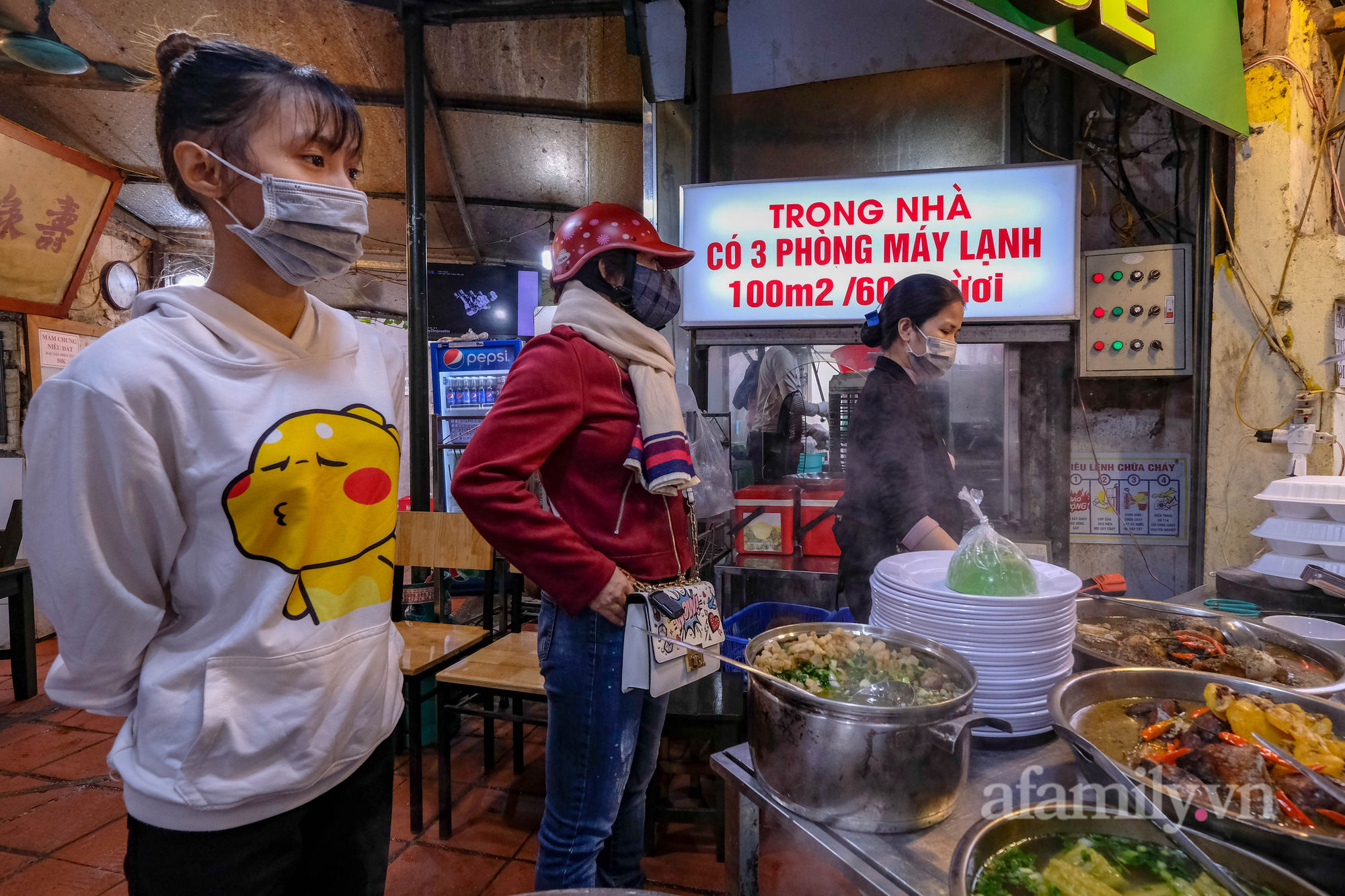 Hàng quán Hà Nội khi chỉ được bán mang về, nhiều chủ hộ kinh doanh buồn vì cái Tết sắp cận kề nhưng vẫn ủng hộ thành phố  - Ảnh 4.