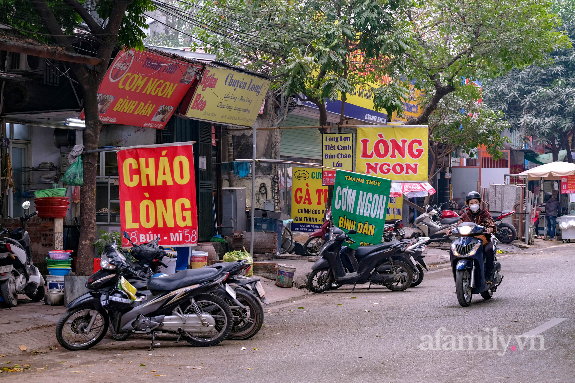 Hàng quán Hà Nội khi chỉ được bán mang về, nhiều chủ hộ kinh doanh buồn vì cái Tết sắp cận kề nhưng vẫn ủng hộ thành phố  - Ảnh 12.