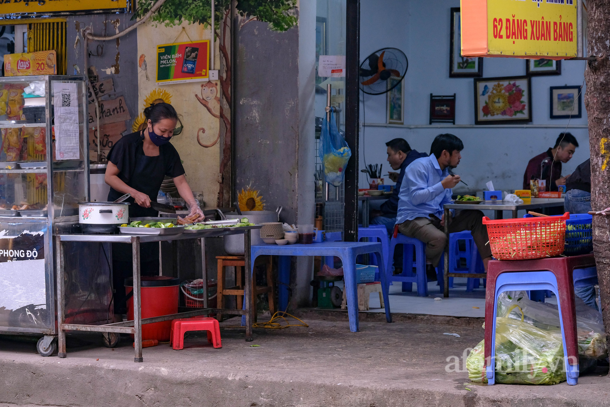 Hàng quán Hà Nội khi chỉ được bán mang về, nhiều chủ hộ kinh doanh buồn vì cái Tết sắp cận kề nhưng vẫn ủng hộ thành phố  - Ảnh 14.
