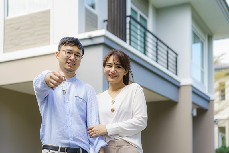 portrait-asian-young-couple-standing-hugging-together-holding-house-key-looking-happy-1536x1025-16405239470151252352316.jpg