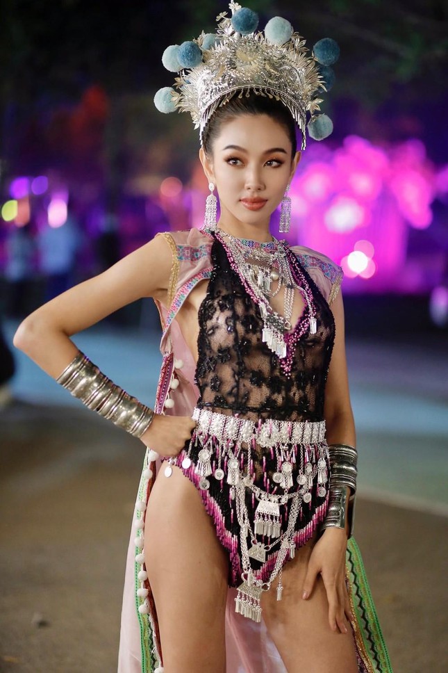 Thùy Tiên diện váy có tà dài 4m, &quot;càn quét&quot; thảm đỏ chung kết Miss Grand Chiang Rai 2022 - Ảnh 7.