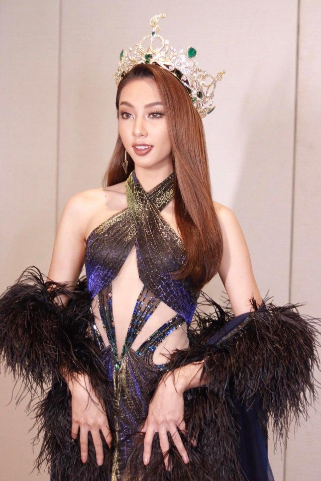 Thùy Tiên diện váy có tà dài 4m, &quot;càn quét&quot; thảm đỏ chung kết Miss Grand Chiang Rai 2022 - Ảnh 2.