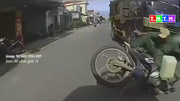 Người đàn ông điều khiển xe máy bị xe tải cán qua người, camera "bóc" cảnh tượng ám ảnh gây tranh cãi - Ảnh 2. Người đàn ông điều khiển xe máy bị xe tải cán qua người, camera "bóc" cảnh tượng ám ảnh gây tranh cãi - Ảnh 2.