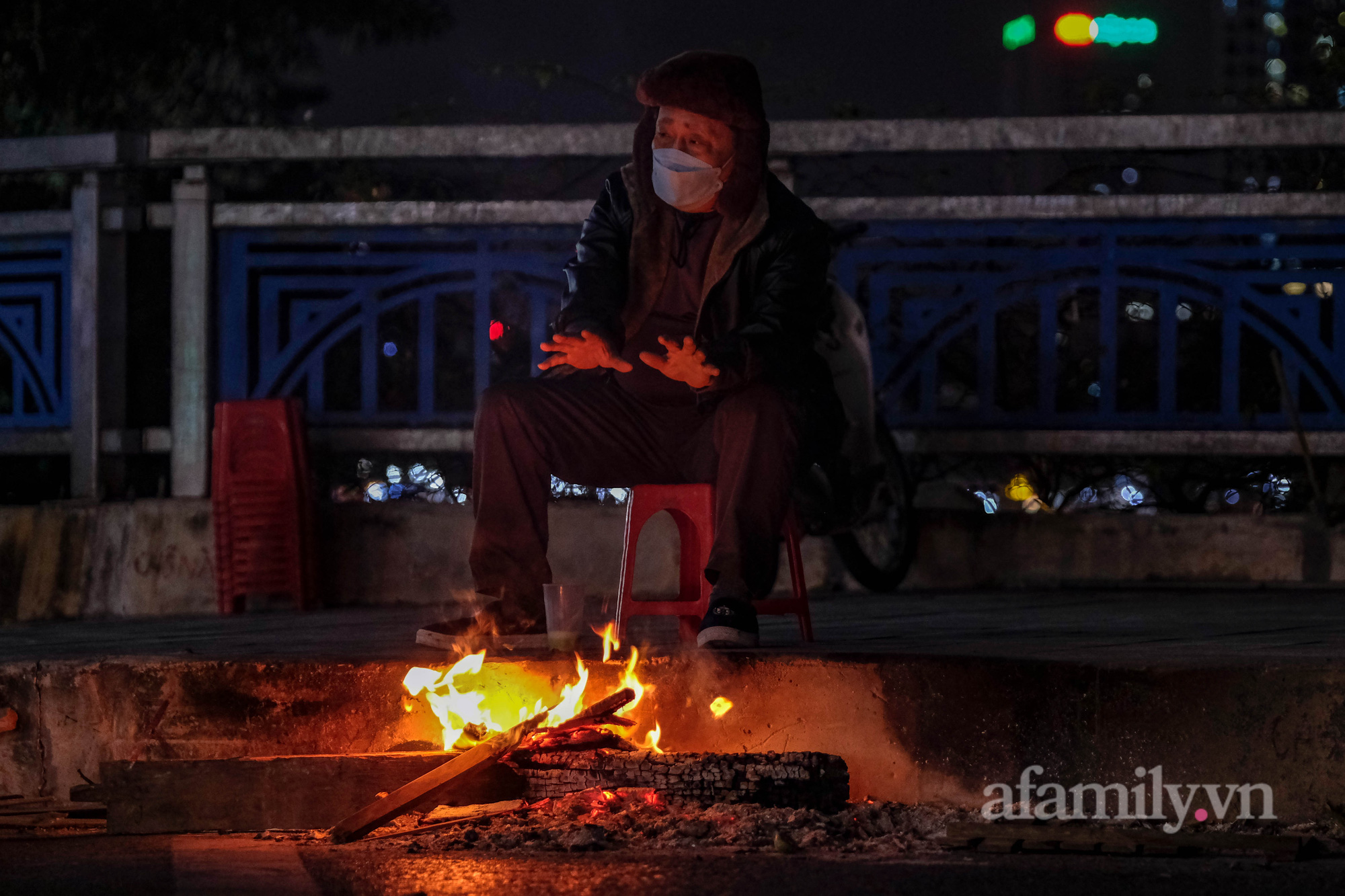 Những phận đời gồng mình trong đêm đông lạnh giá trên vỉa hè, góc phố Hà Nội  - Ảnh 2.