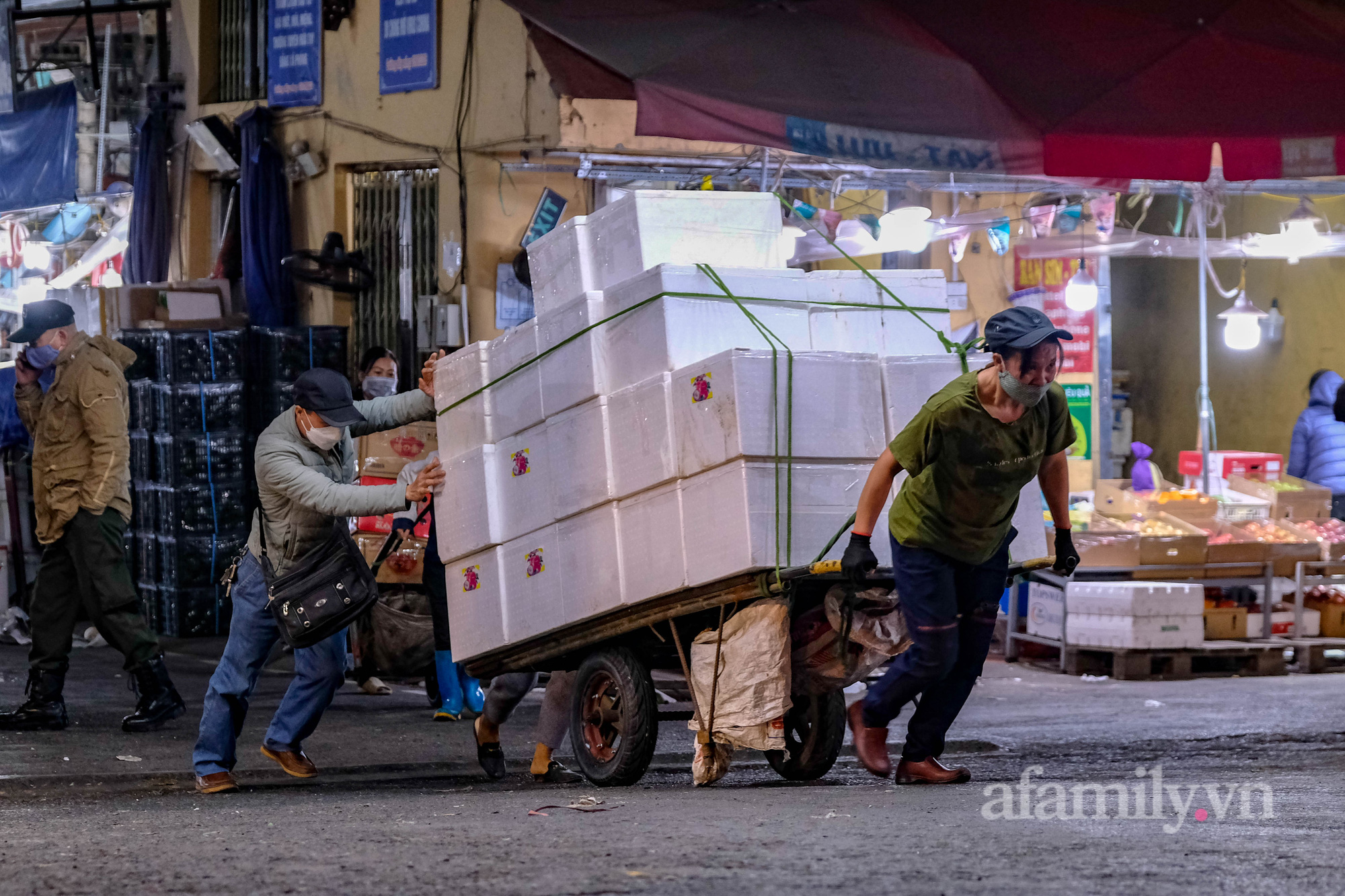 Những phận đời gồng mình trong đêm đông lạnh giá trên vỉa hè, góc phố Hà Nội  - Ảnh 10.