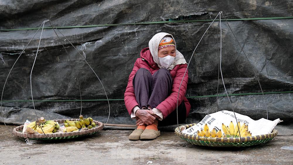 Hà Nội rét nhất từ đầu đông, người dân đốt lửa sưởi ấm trên đường phố - Ảnh 3.