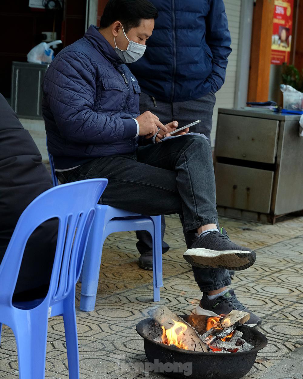 Hà Nội rét nhất từ đầu đông, người dân đốt lửa sưởi ấm trên đường phố - Ảnh 6.