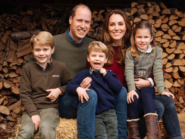 Nhà Công nương Kate có kỳ nghỉ lễ đặc biệt, tiết lộ món quà dành tặng 3 con, ấn tượng nhất là của Công chúa Charlotte - Ảnh 2.