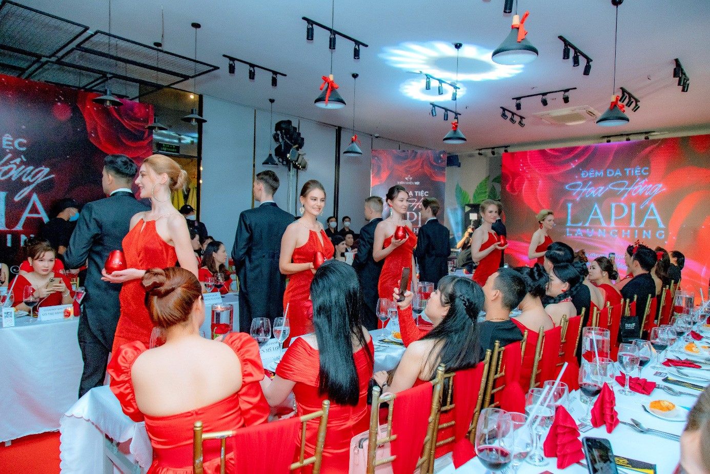Những khoảnh khắc tại sự kiện ra mắt sản phẩm Lapia Rose Whitening Skin của Thiên Nhiên Việt - Ảnh 2.