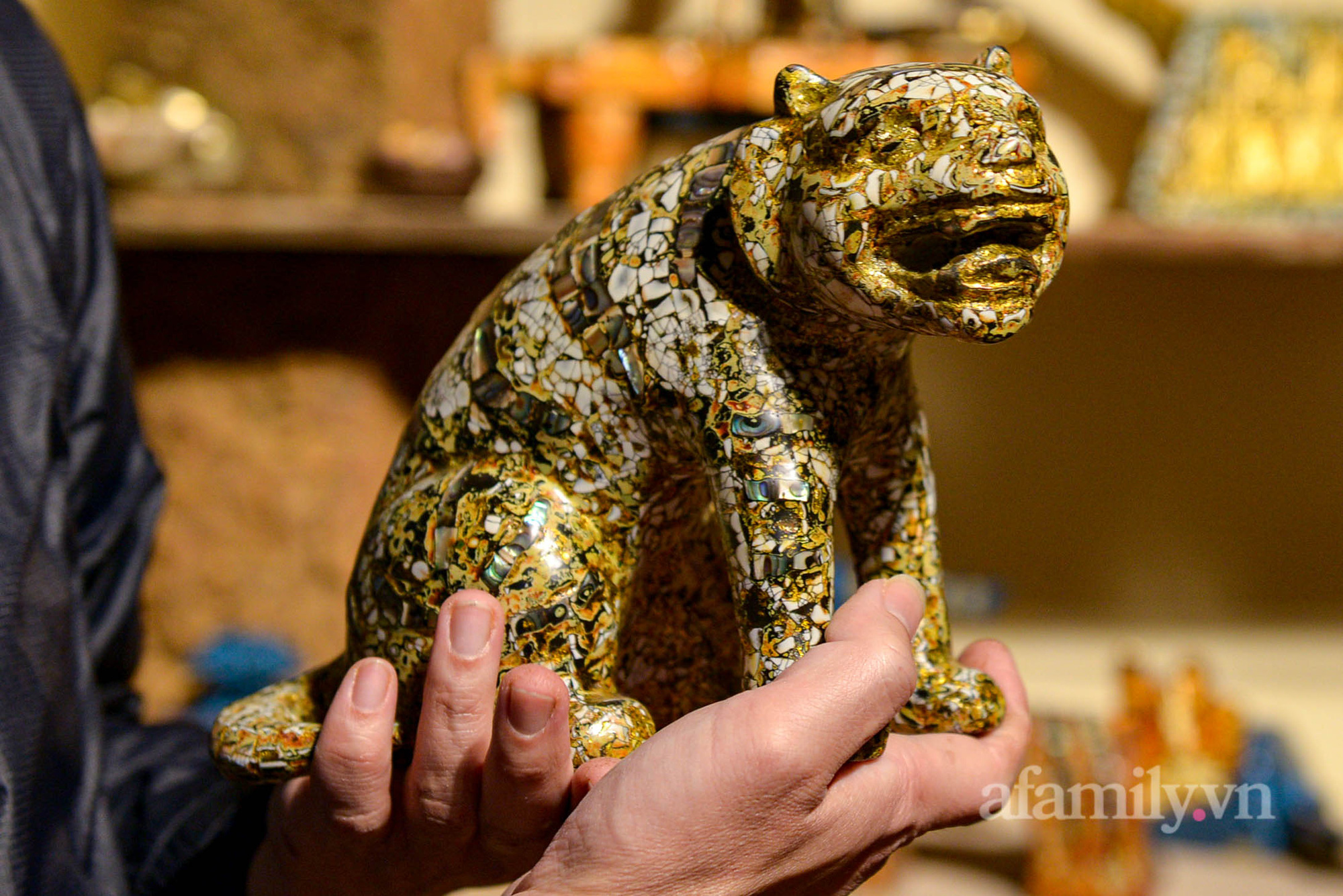 Nghệ nhân Hà Nội miệt mài sáng tác hàng trăm con hổ độc bản trên gỗ mít ra mắt dịp Tết Nguyên đán Nhâm Dần  - Ảnh 5.