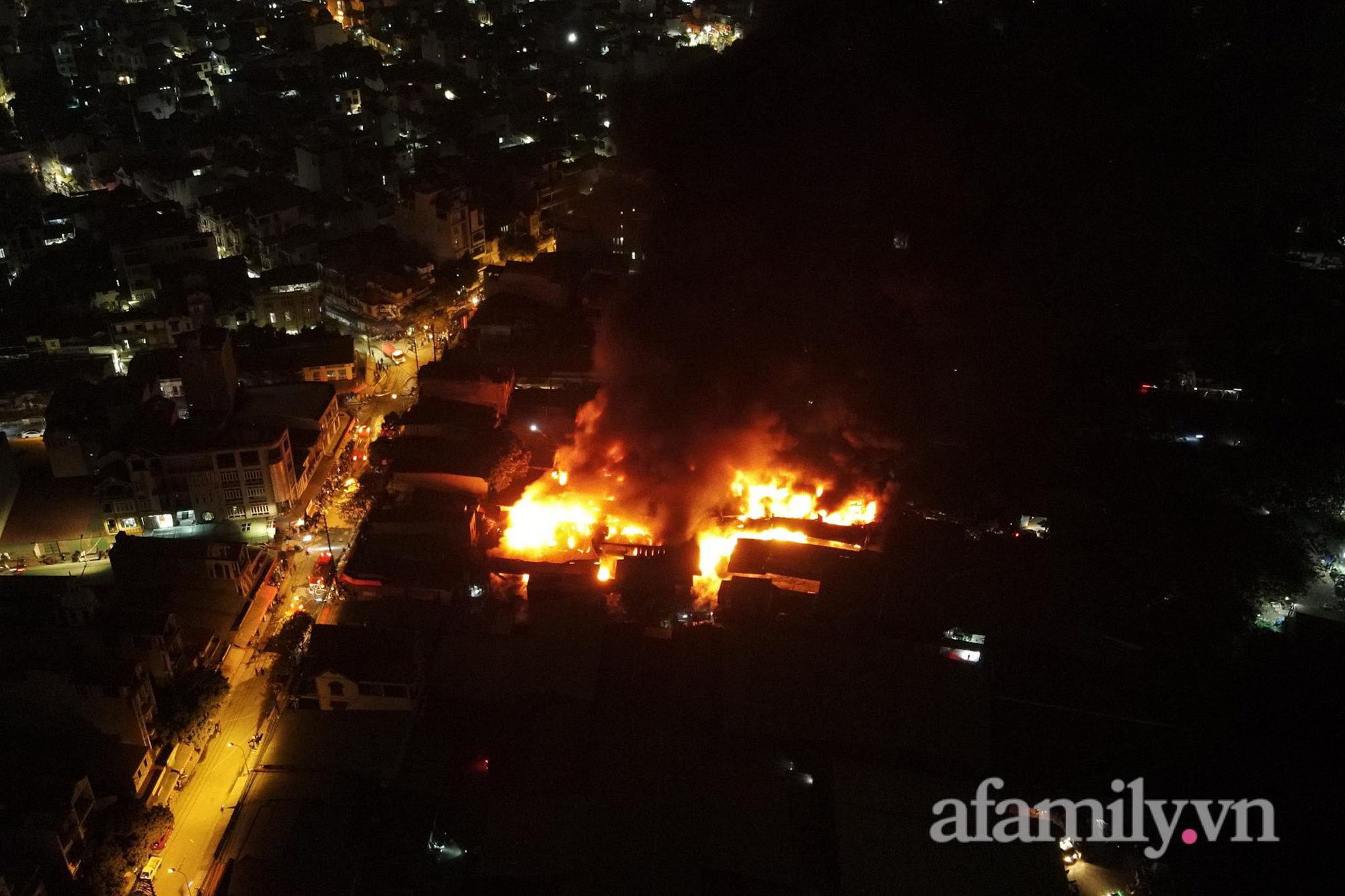 Cháy kho vải chợ Ninh Hiệp hơn 5 tiếng mới dập được lửa, nhiều ki-ốt chỉ còn là đống tro tàn - Ảnh 6.