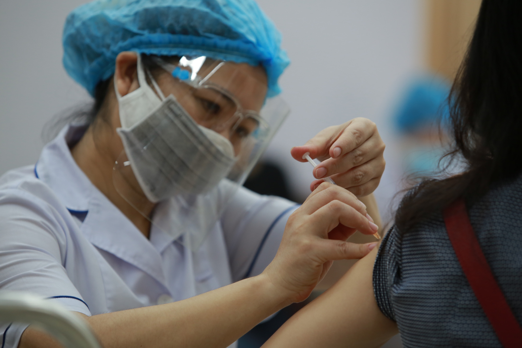 Bộ Y tế yêu cầu hoàn thành tiêm mũi 3 vắc-xin Covid-19 trong quý I-2022 - Ảnh 1.