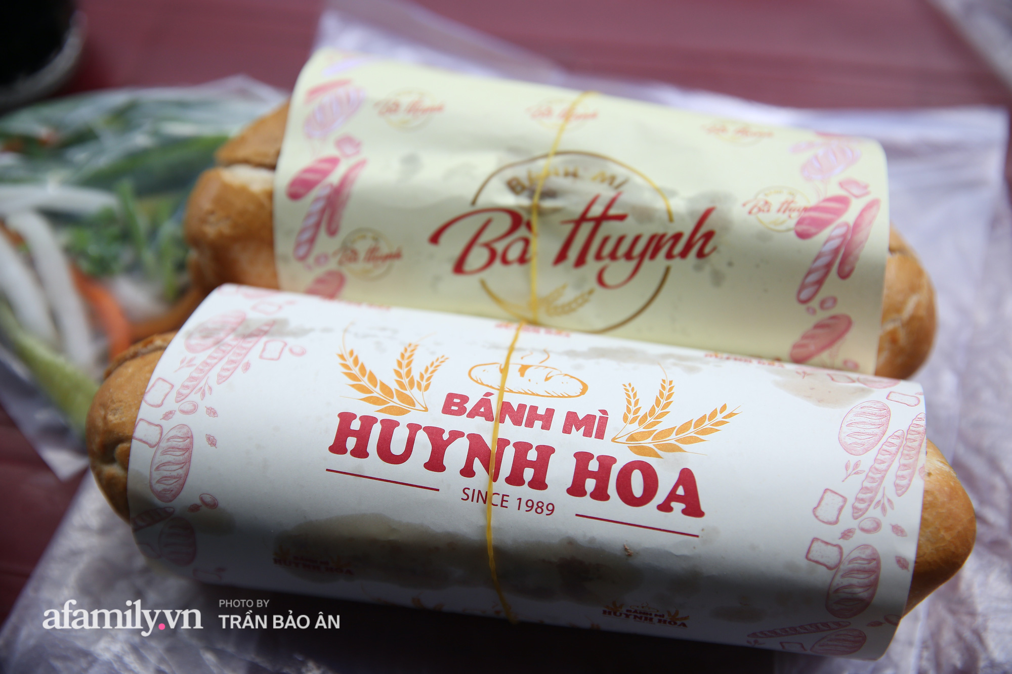 Vụ "bánh mì xẻ đôi" sau nửa tháng drama: Tiệm bà Hoa hốt mặt bằng vàng quận 1, tiệm bà Huynh dựng bảng đổi tên thương hiệu - Ảnh 6. Vụ "bánh mì xẻ đôi" sau nửa tháng drama: Tiệm bà Hoa hốt mặt bằng vàng quận 1, tiệm bà Huynh dựng bảng đổi tên thương hiệu - Ảnh 6.