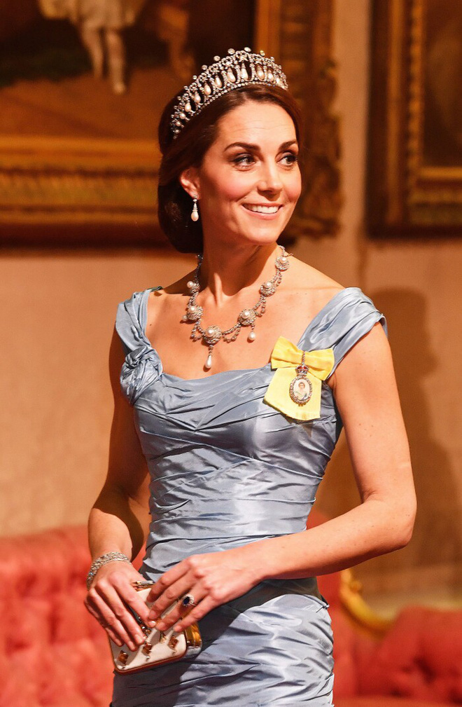 Thói đời trớ trêu: Công nương Kate được sử dụng 2 món bảo vật của Hoàng gia, còn Meghan Markle thì đứng ngắm - Ảnh 7.