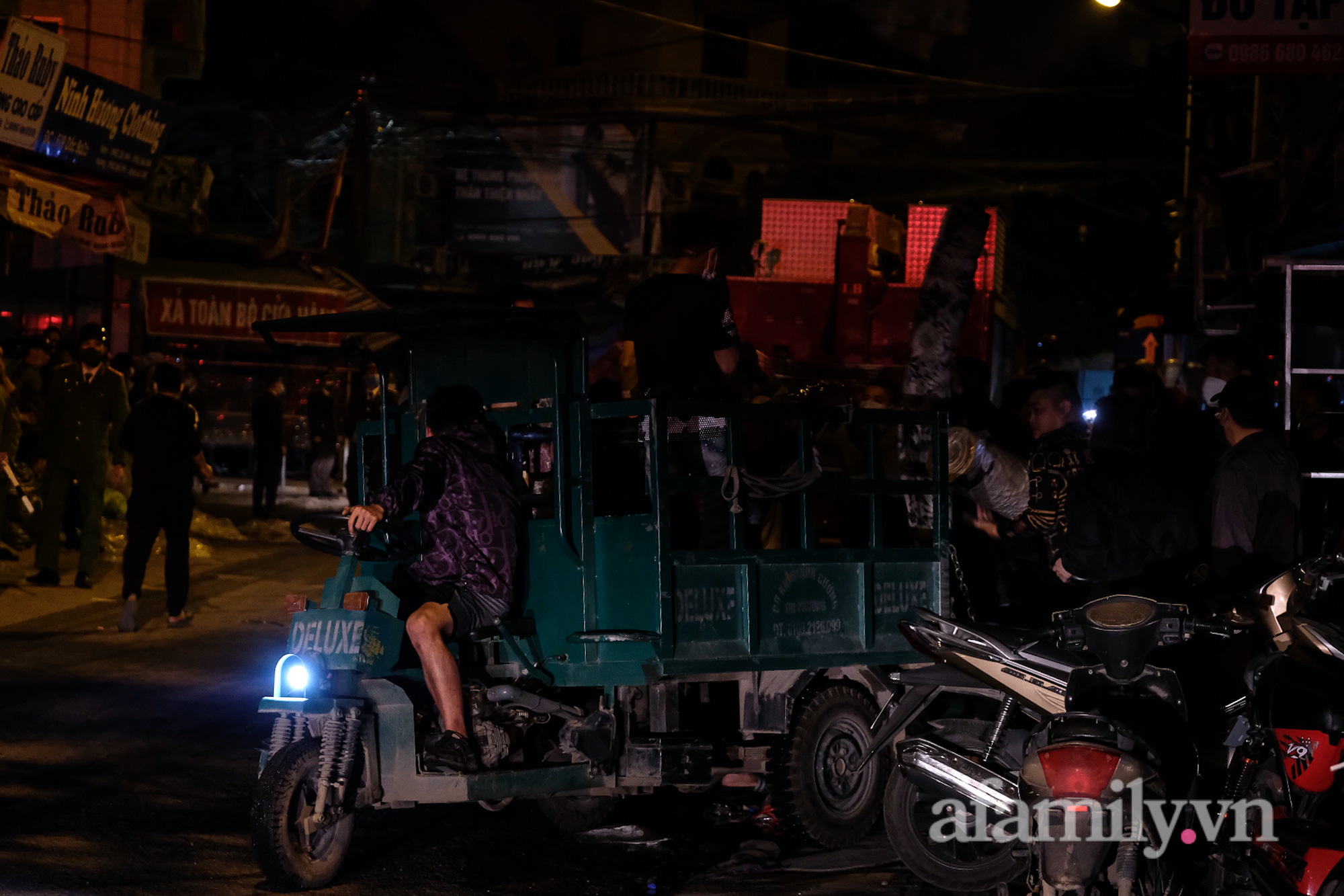 NGAY LÚC NÀY: Đang cháy lớn kho vải chợ Ninh Hiệp, hơn 4 tiếng vẫn chưa thể dập tắt - Ảnh 5.