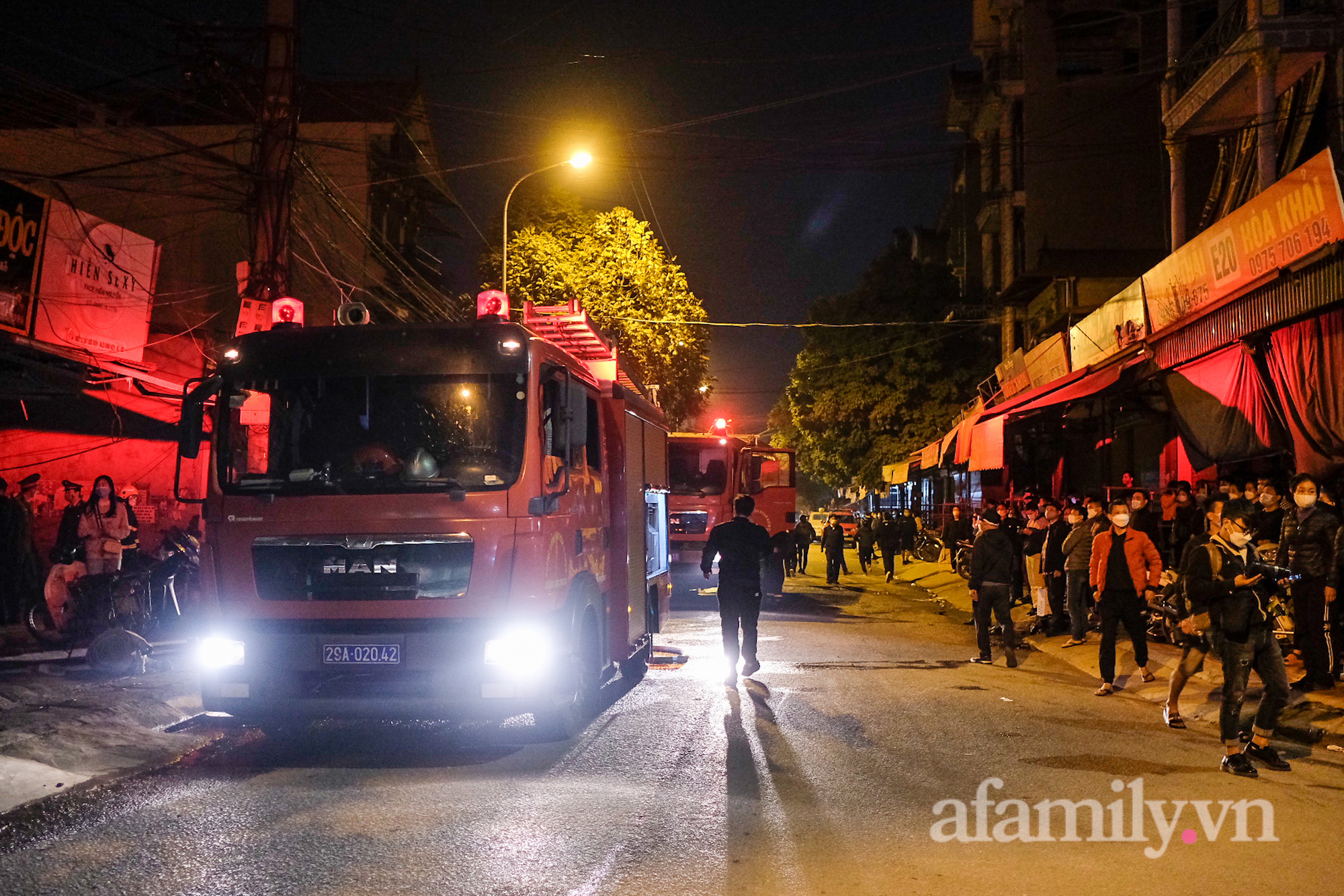 NGAY LÚC NÀY: Đang cháy lớn kho vải chợ Ninh Hiệp, hơn 4 tiếng vẫn chưa thể dập tắt - Ảnh 7.