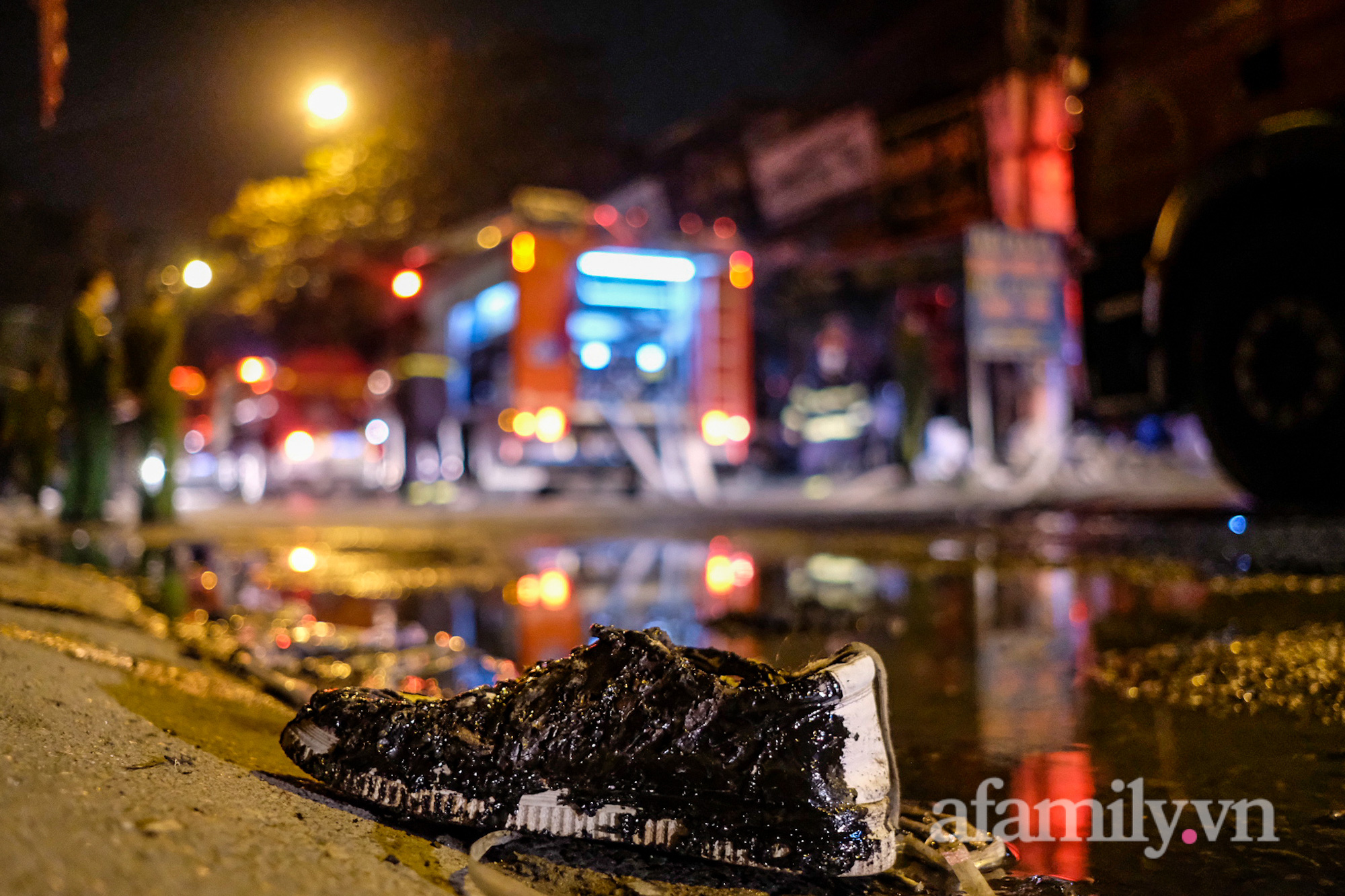 Tiểu thương ngất lịm chờ tin người thân mắc kẹt trong đám cháy kinh hoàng tại chợ Ninh Hiệp - Ảnh 4.