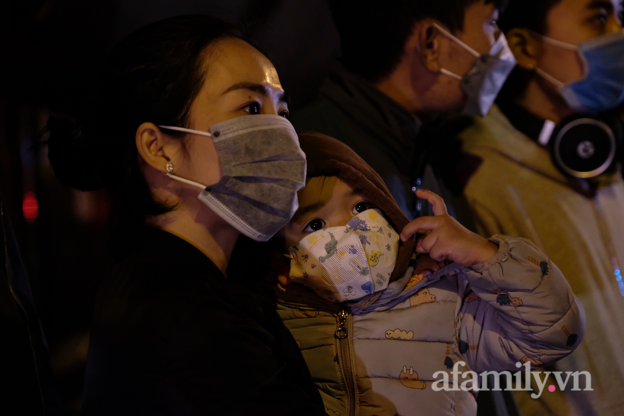 Tiểu thương ngất lịm chờ tin người thân mắc kẹt trong đám cháy kinh hoàng tại chợ Ninh Hiệp - Ảnh 8.