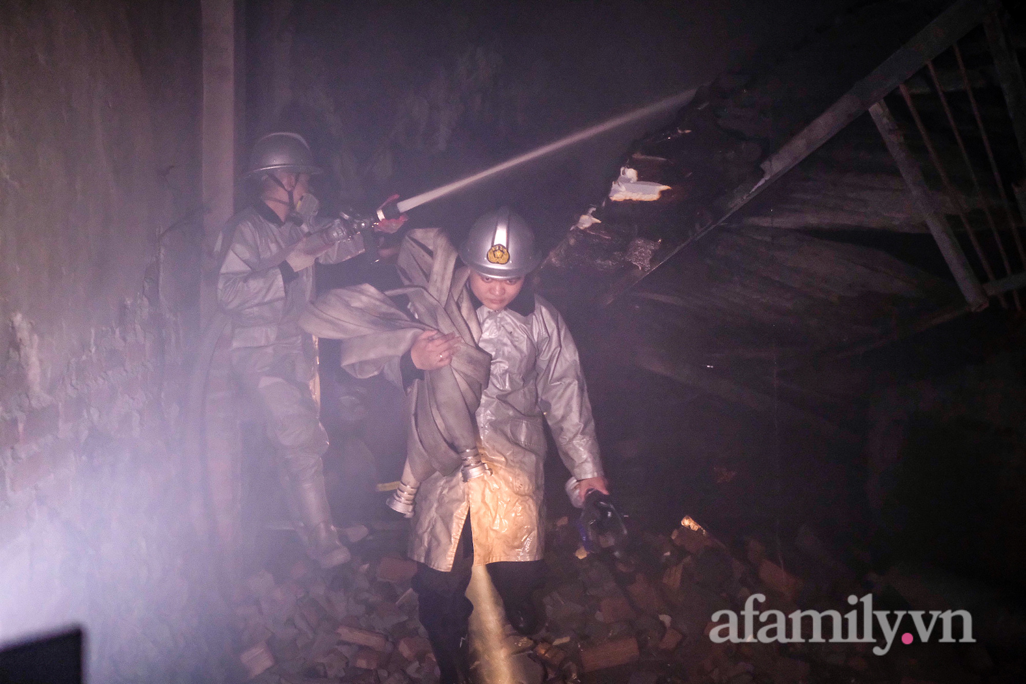 NGAY LÚC NÀY: Đang cháy lớn kho vải chợ Ninh Hiệp, hơn 4 tiếng vẫn chưa thể dập tắt - Ảnh 3.