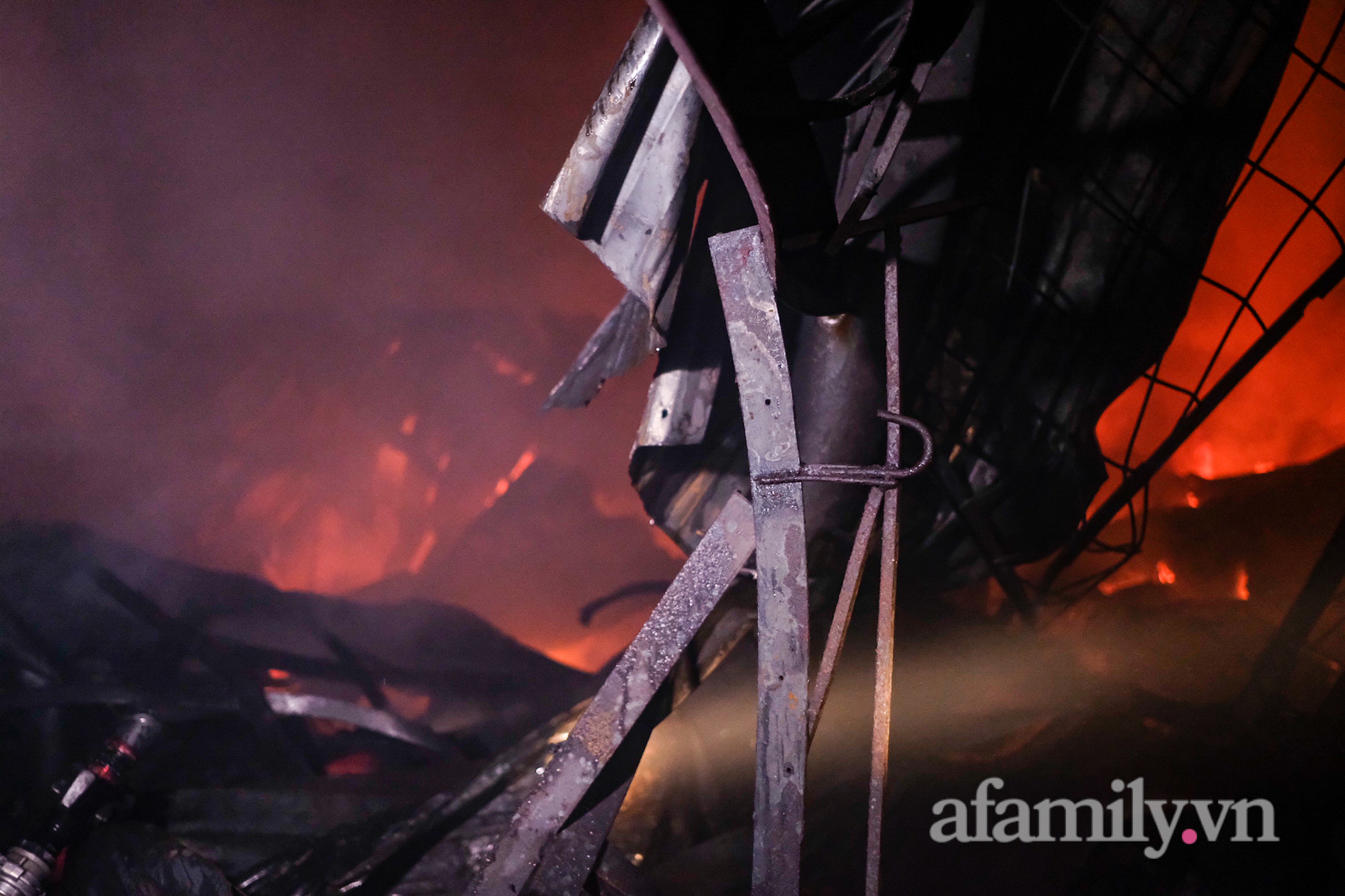 NGAY LÚC NÀY: Đang cháy lớn kho vải chợ Ninh Hiệp, hơn 4 tiếng vẫn chưa thể dập tắt - Ảnh 4.