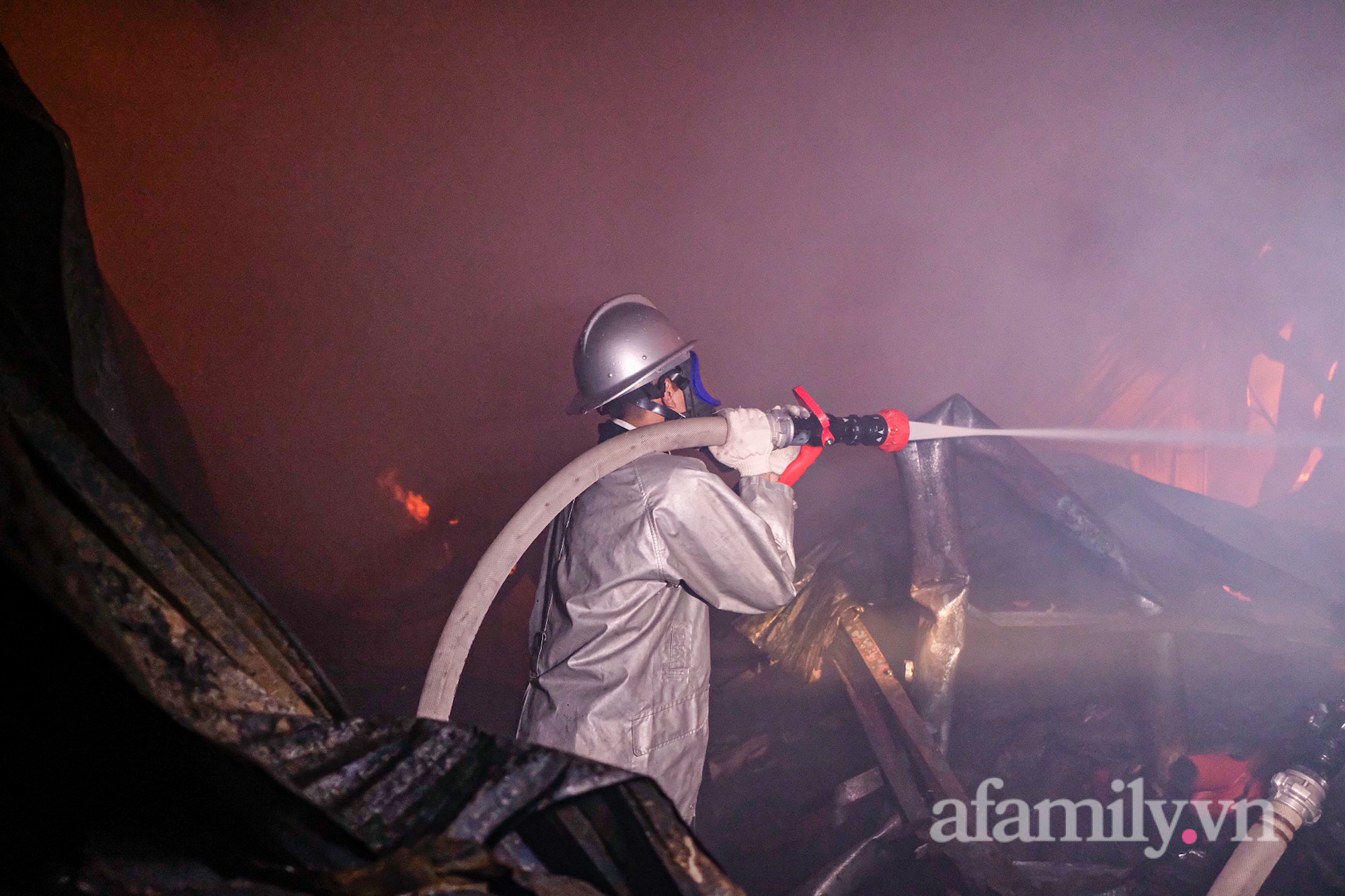 NGAY LÚC NÀY: Đang cháy lớn kho vải chợ Ninh Hiệp, hơn 4 tiếng vẫn chưa thể dập tắt - Ảnh 2.