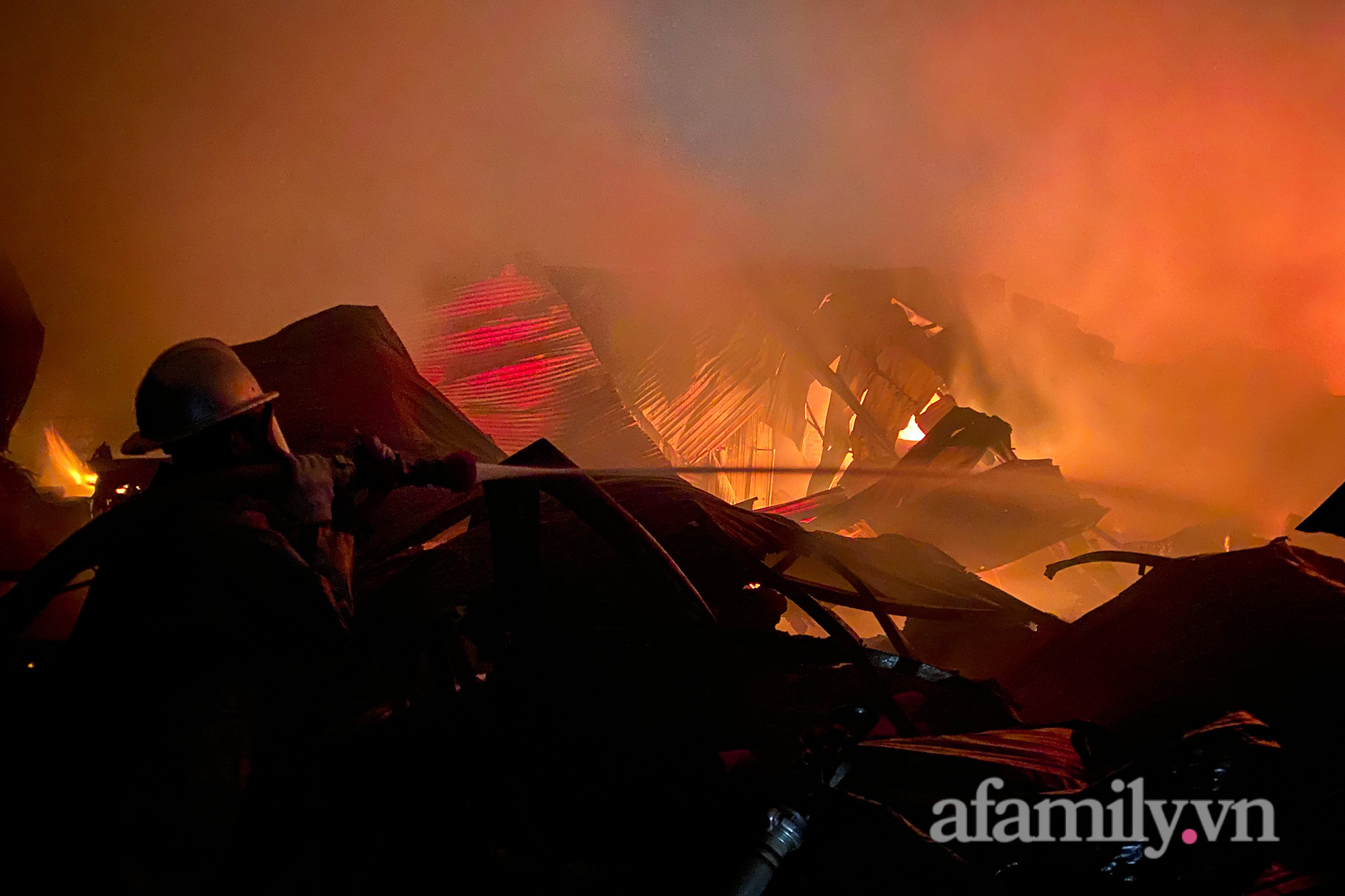 NGAY LÚC NÀY: Đang cháy lớn kho vải chợ Ninh Hiệp, hơn 4 tiếng vẫn chưa thể dập tắt - Ảnh 3.