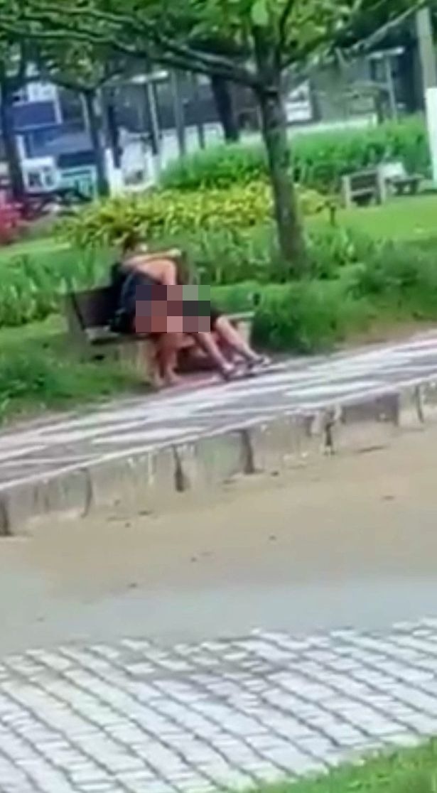 Cặp đôi thản nhiên "mây mưa" trên ghế đá, có người đánh động vẫn trơ trẽn và cái kết tủi hổ không biết dấu mặt vào đâu - Ảnh 3. Cặp đôi thản nhiên "mây mưa" trên ghế đá, có người đánh động vẫn trơ trẽn và cái kết tủi hổ không biết dấu mặt vào đâu - Ảnh 3.