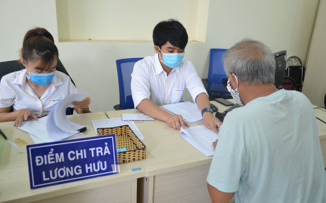 Nhiều chính sách quan trọng có hiệu lực từ tháng 1/2022: Tăng tuổi nghỉ hưu, lương hưu, trợ cấp BHXH; giá xăng điều chỉnh 10 ngày 1 lần - Ảnh 1. Nhiều chính sách quan trọng có hiệu lực từ tháng 1/2022: Tăng tuổi nghỉ hưu, lương hưu, trợ cấp BHXH; giá xăng điều chỉnh 10 ngày 1 lần - Ảnh 1.