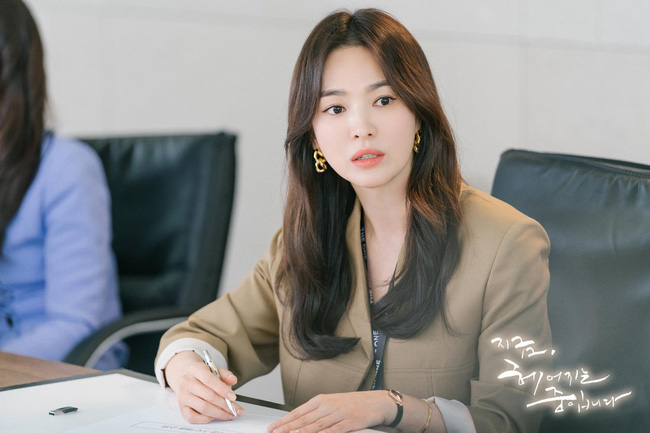 Truyền thông xứ Hàn bất ngờ &quot;quay xe&quot; khen Song Hye Kyo xứng đáng cho đề cử Daesang - Ảnh 3.