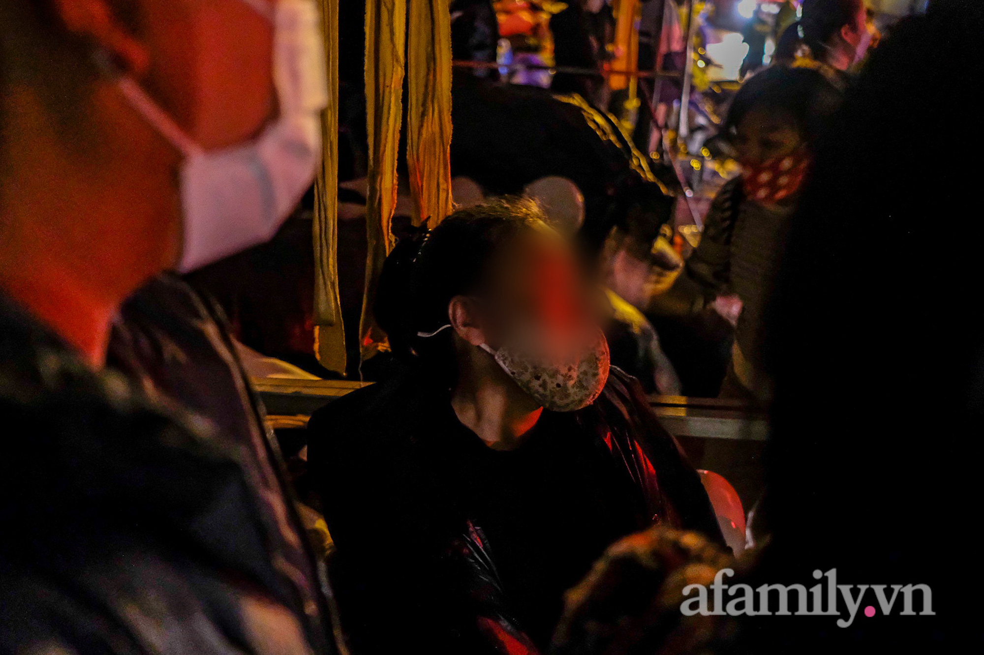 Tiểu thương ngất lịm chờ tin người thân mắc kẹt trong đám cháy kinh hoàng tại chợ Ninh Hiệp - Ảnh 3.