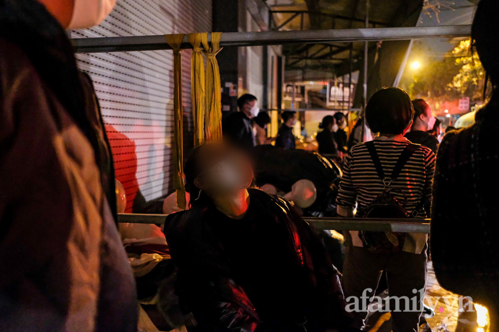 Tiểu thương ngất lịm chờ tin người thân mắc kẹt trong đám cháy kinh hoàng tại chợ Ninh Hiệp - Ảnh 2.