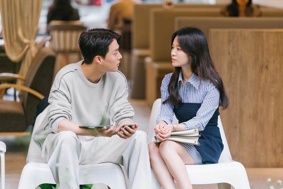 Tẩm ngẩm tầm ngầm mà Song Hye Kyo lại khiến 2 item trong phim mới bay màu, netizen ngơ ngác vì còn chưa kịp thấy hot bữa nào - Ảnh 1.