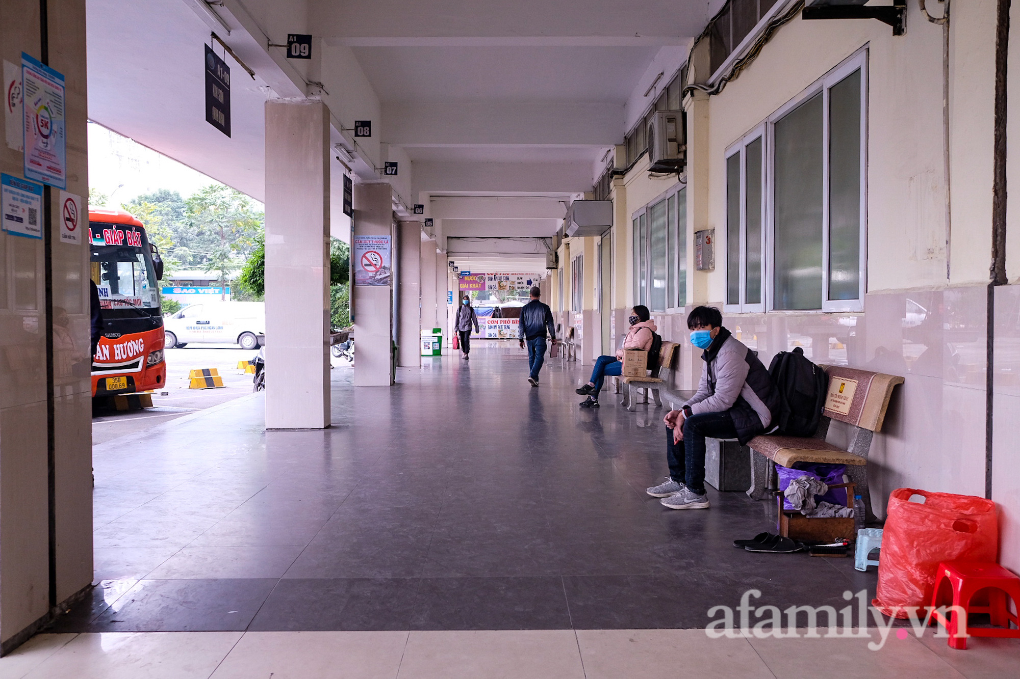 Nghỉ Tết Dương lịch 3 ngày: Bến xe đìu hiu vắng vì người lao động &quot;chần chừ&quot;; Tài xế ngồi chơi xơi nước và nỗi lo mất Tết - Ảnh 2.