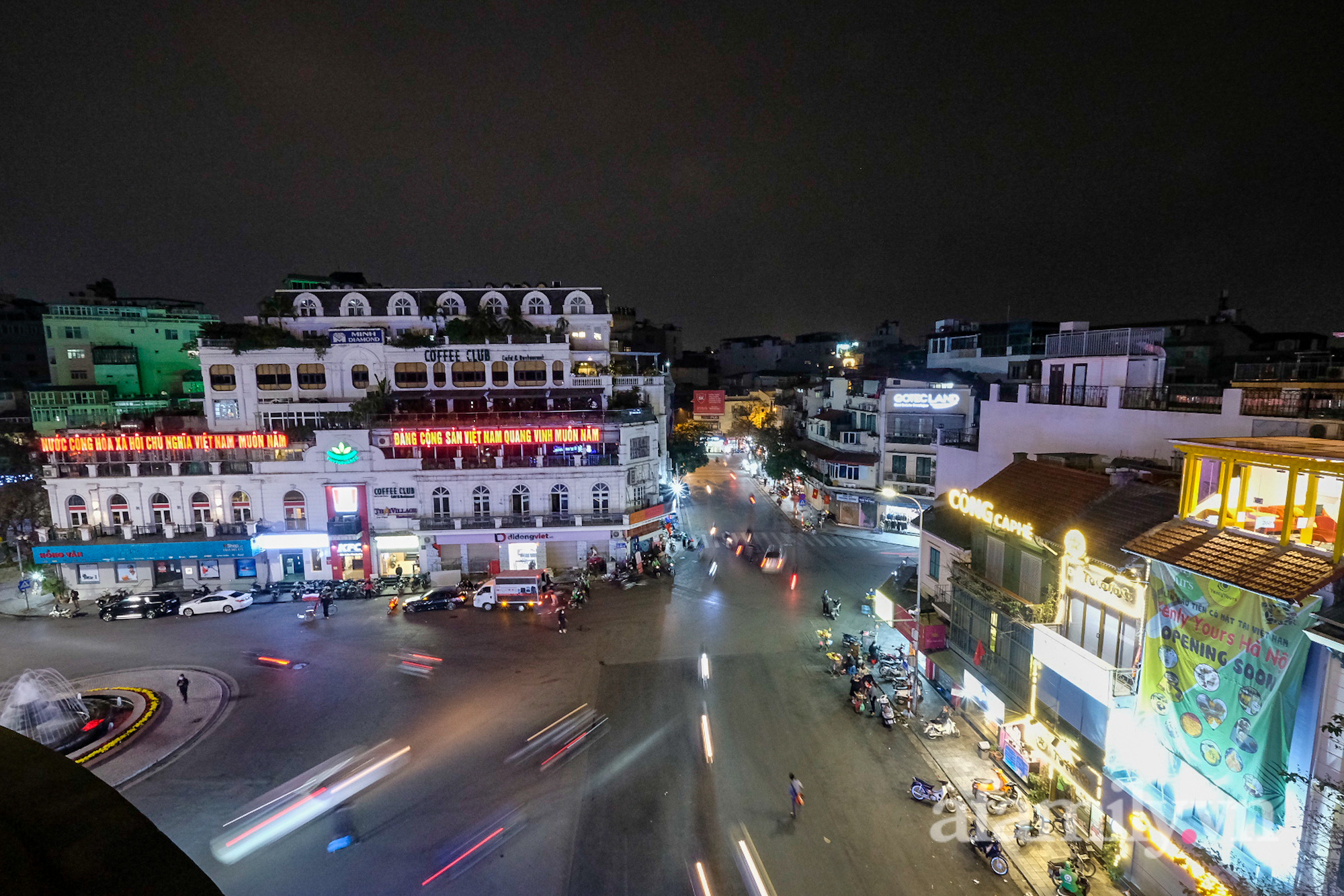 Phố phường Hà Nội trước thời khắc chuyển giao: Chưa bao giờ yên ắng đến như vậy! - Ảnh 2.