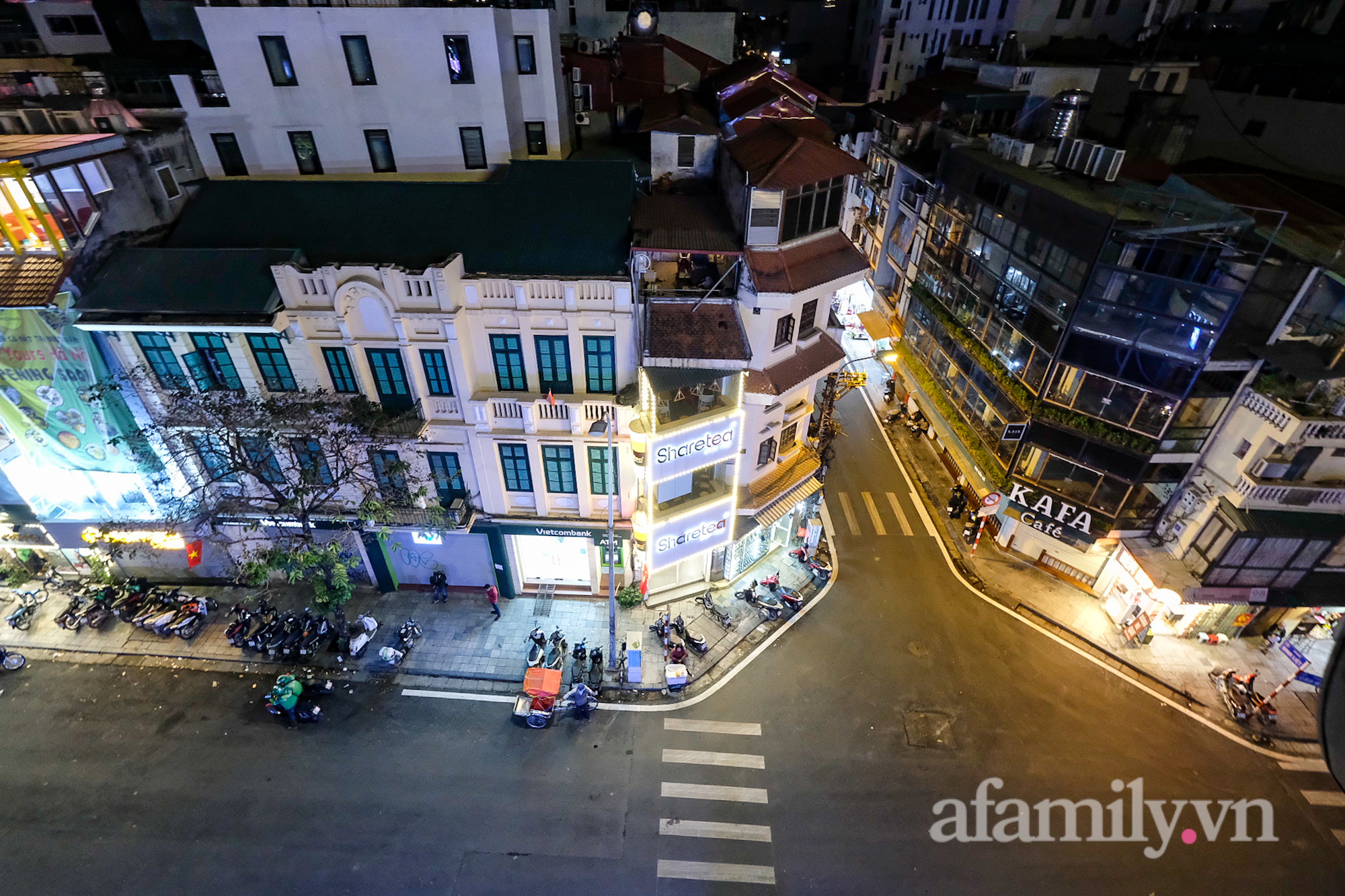 Phố phường Hà Nội trước thời khắc chuyển giao: Chưa bao giờ yên ắng đến như vậy! - Ảnh 3.