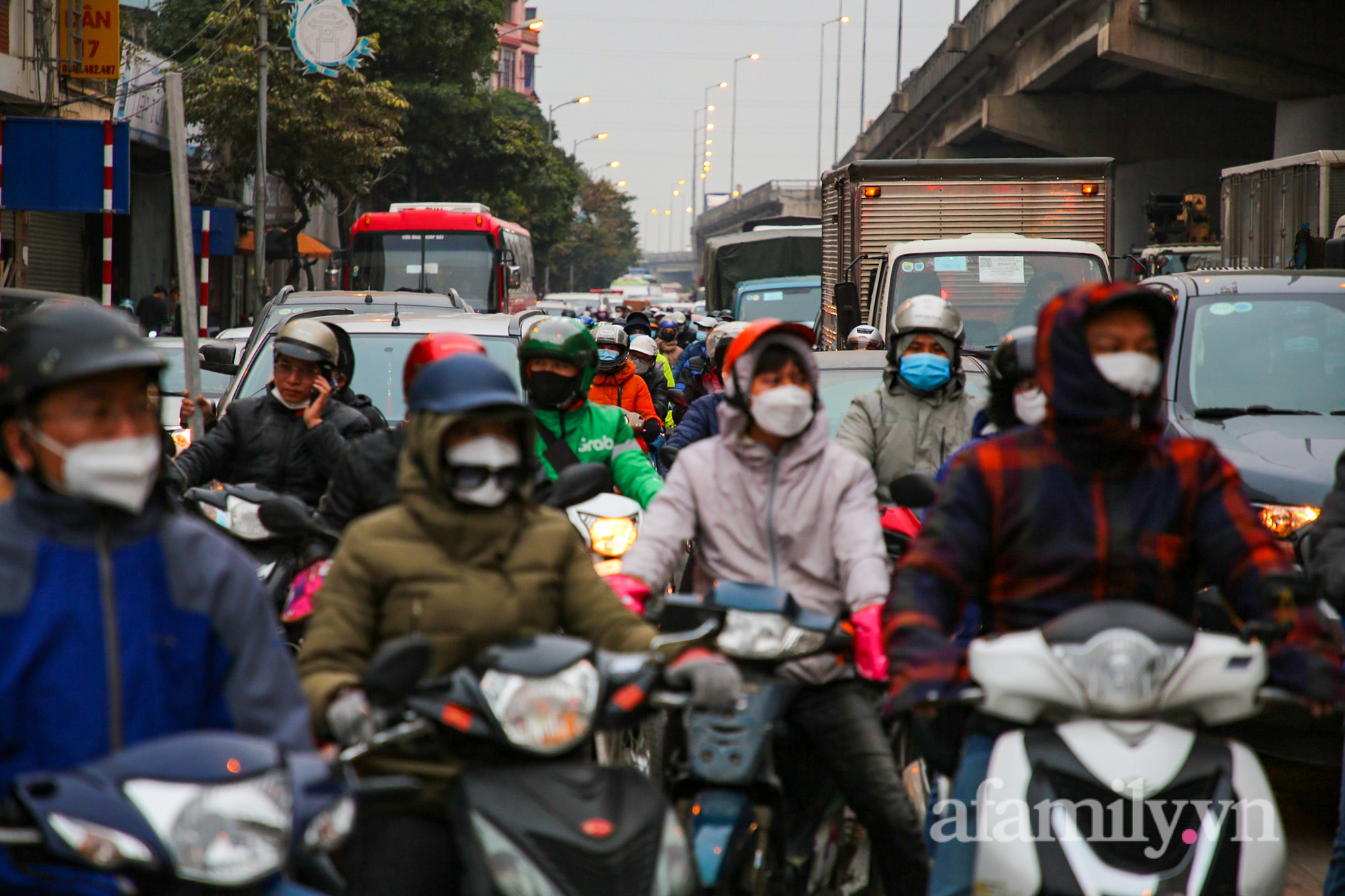 Phố phường Hà Nội trước thời khắc chuyển giao năm 2022: Chưa có năm nào yên ắng đến như vậy! - Ảnh 10.