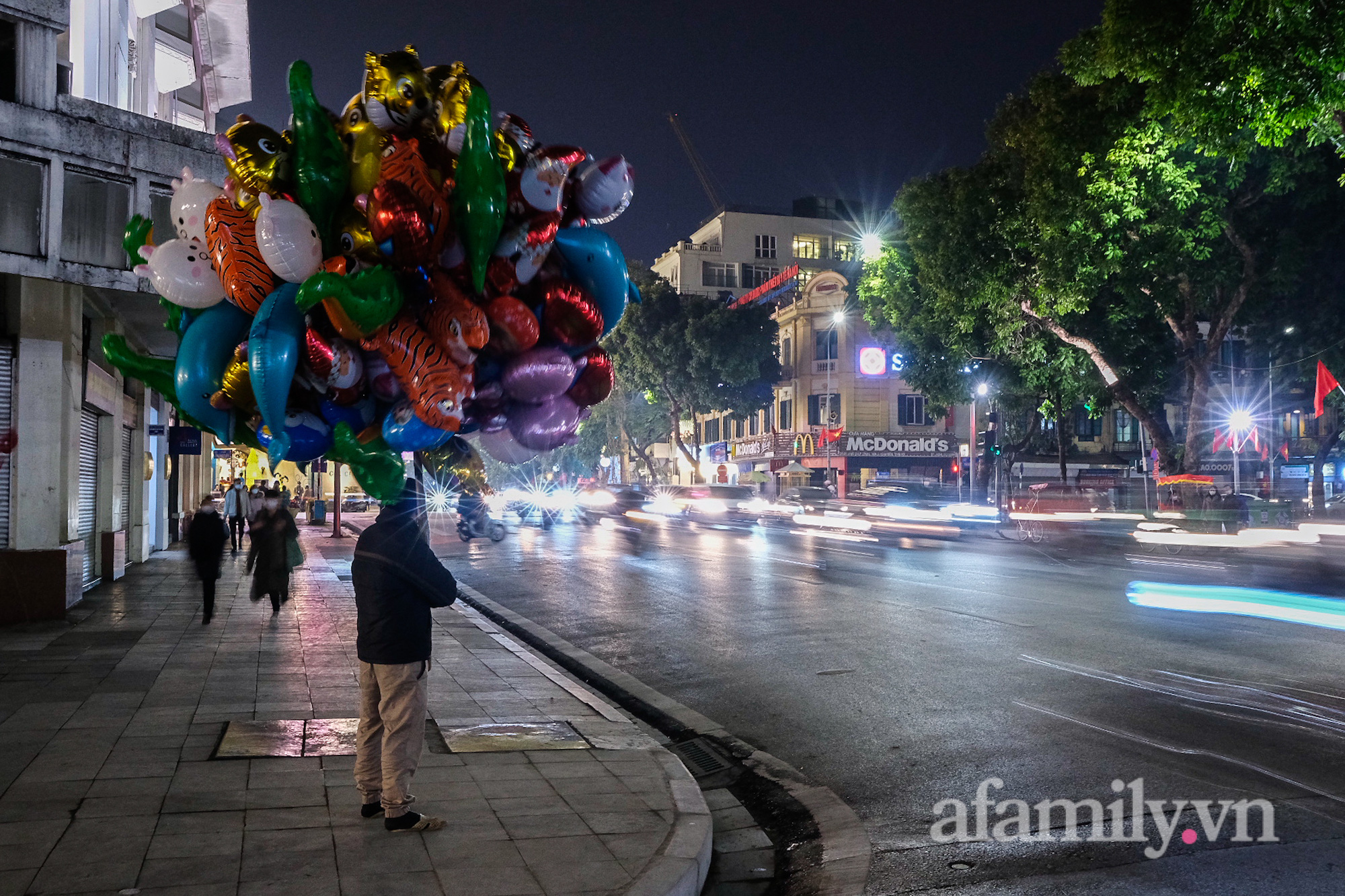 Phố phường Hà Nội trước thời khắc chuyển giao năm 2022: Chưa có năm nào yên ắng đến như vậy! - Ảnh 9.