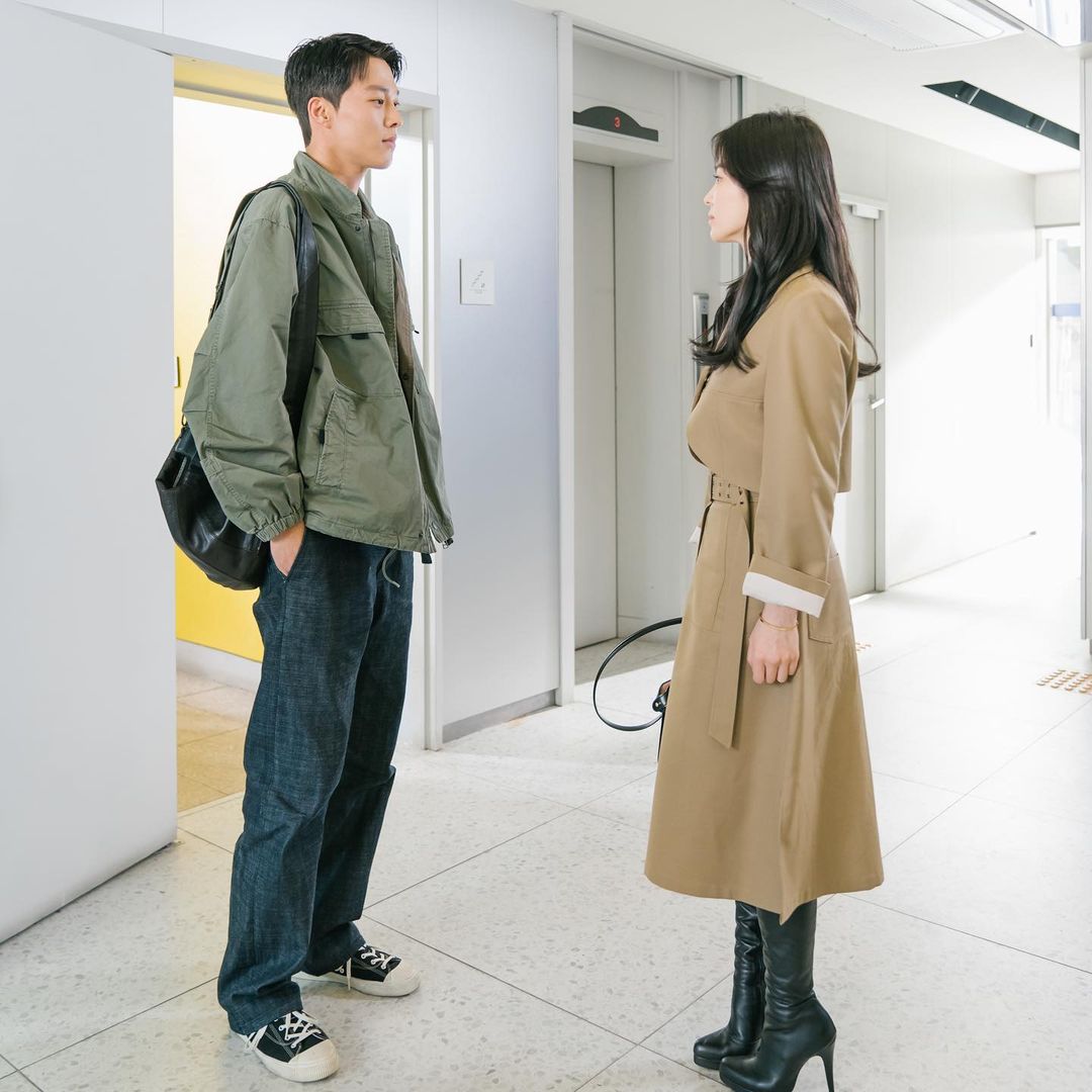 Tủ đồ của Song Hye Kyo trong phim mới chỉ loanh quanh toàn đen-trắng-be, nhưng đẳng cấp khó ai sánh bằng - Ảnh 10.