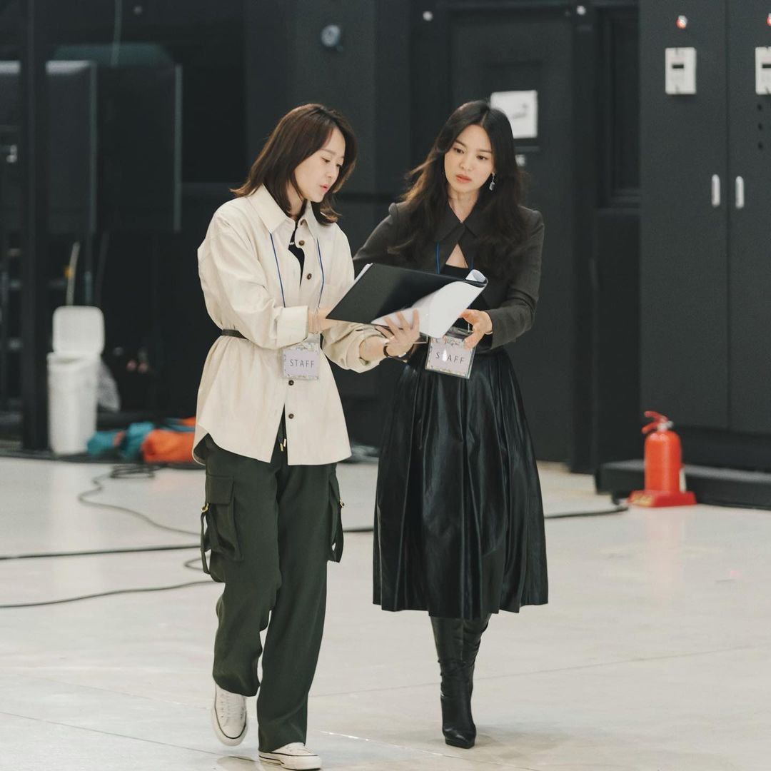 Tủ đồ của Song Hye Kyo trong phim mới chỉ loanh quanh toàn đen-trắng-be, nhưng đẳng cấp khó ai sánh bằng - Ảnh 6.