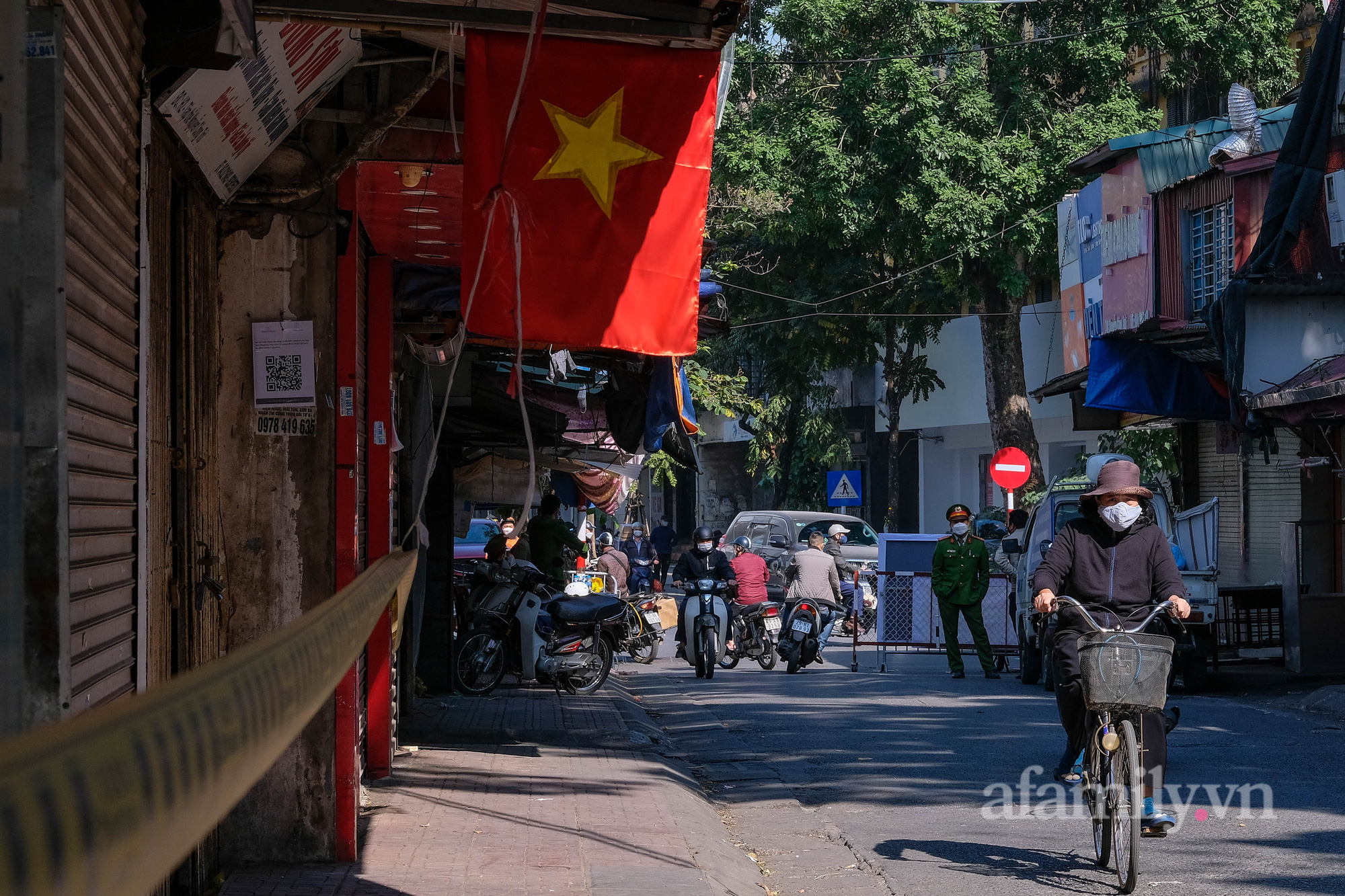 Hà Nội có đóng hàng quán, dừng cho học sinh trở lại trường ngày 6/12 khi số ca nhiễm Covid-19 liên tục 