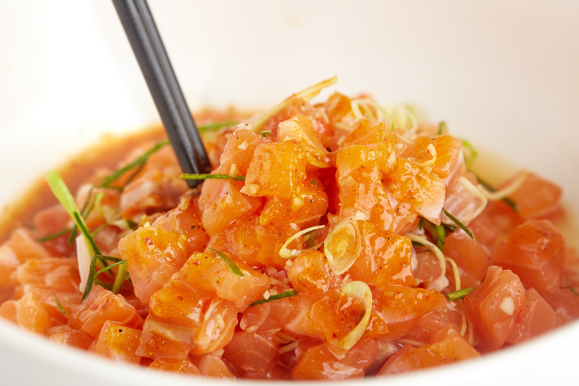 Chef Tuyết Phạm chỉ cách làm sốt mắm chấm đặc biệt ăn kèm gỏi cá hồi lạ miệng - Ảnh 5.