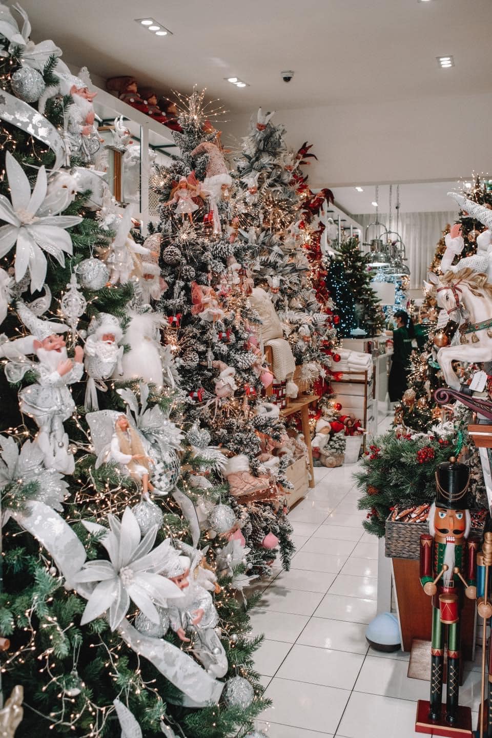 Tận hưởng không khí lễ hội Noel với những sản phẩm trang trí tuyệt vời từ cửa hàng trực tuyến. Họ có hơn 1000 lựa chọn tuyệt đẹp cho bạn chọn, từ cây thông Noel cho đến những chiếc bóng quyến rũ để thêm sắc màu cho ngôi nhà của bạn.