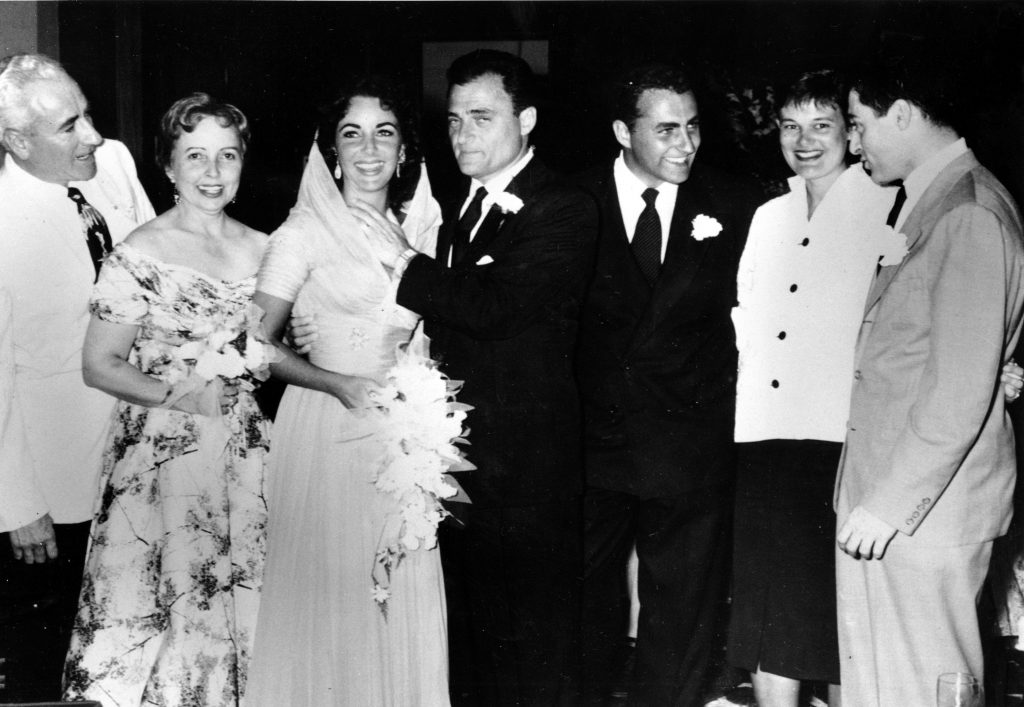 elizabeth-taylor-15-1638765259035384158223.jpeg