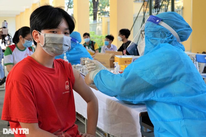 DIỄN BIẾN DỊCH NGÀY 6/12: Đẩy nhanh tốc độ tiêm chủng, không để vaccine quá hạn phải bỏ gây lãng phí - Ảnh 1.