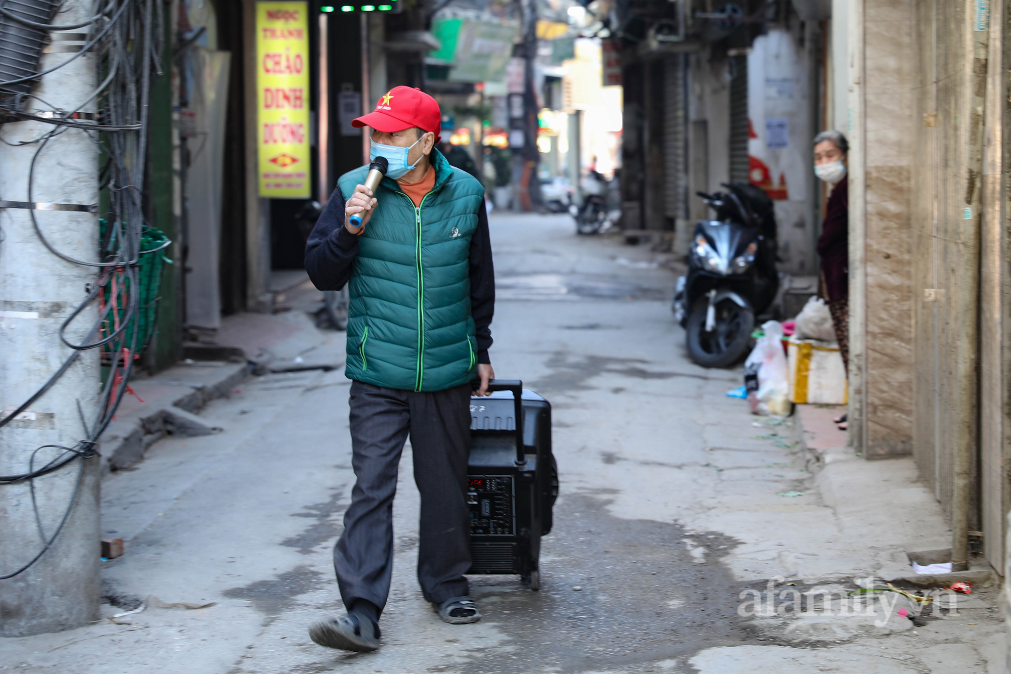 Hà Nội: Lấy mẫu xét nghiệm cho hàng trăm người dân ở ổ dịch quận Đống Đa - Ảnh 2.