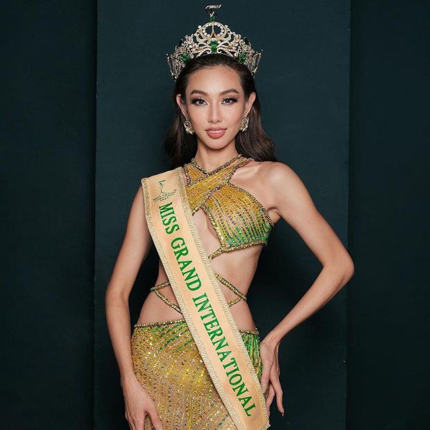 Váy của Thùy Tiên chưa là gì với váy của Miss Universe 2006: Nặng, chật, hại chính chủ ngất xỉu ngay trên sân khấu - Ảnh 1.