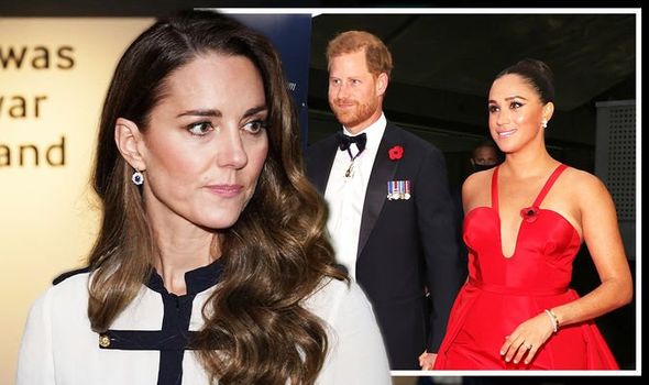 Công nương Kate chủ động gọi điện để giảng hòa, Meghan Markle có thái độ khiến dư luận &quot;sôi máu&quot; - Ảnh 2.