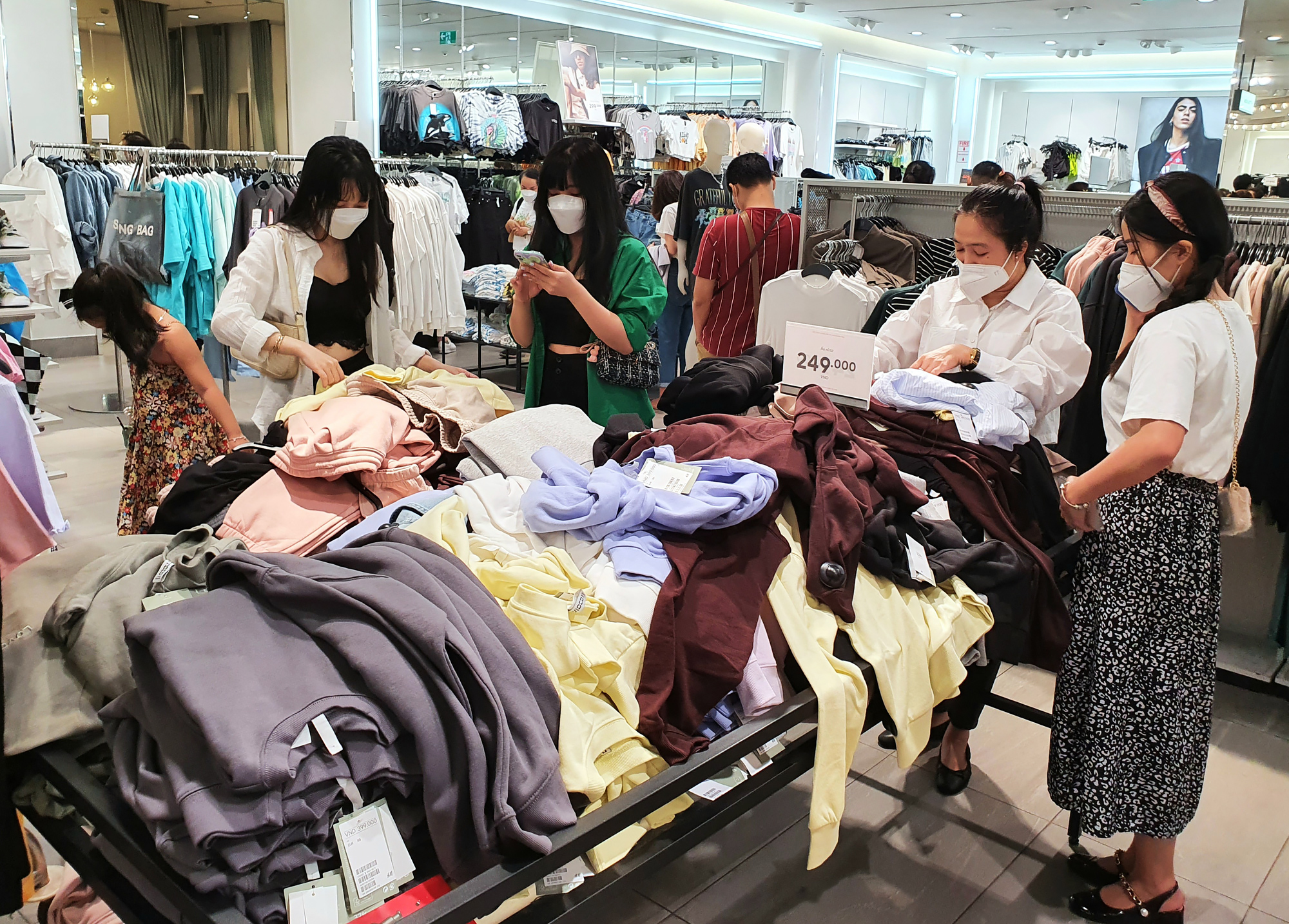 H&M sau 8 tháng bị tẩy chay: dân tình Việt Nam lại "thiếu nghị lực", còn Trung Quốc thì sao? - Ảnh 1.