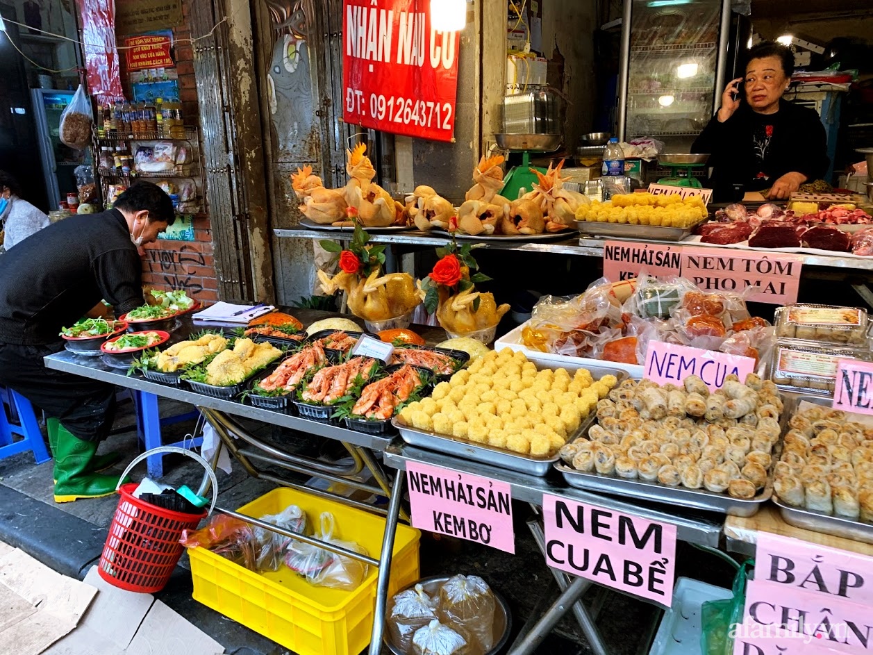 Thị trường đồ lễ ông Công ông Táo sôi động, đồ cúng hàng mã giữ nguyên giá nhưng thực phẩm, hoa quả tăng giá 30% - Ảnh 13.