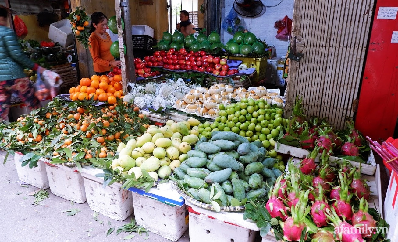 Thị trường đồ lễ ông Công ông Táo sôi động, đồ cúng hàng mã giữ nguyên giá nhưng thực phẩm, hoa quả tăng giá 30% - Ảnh 11.